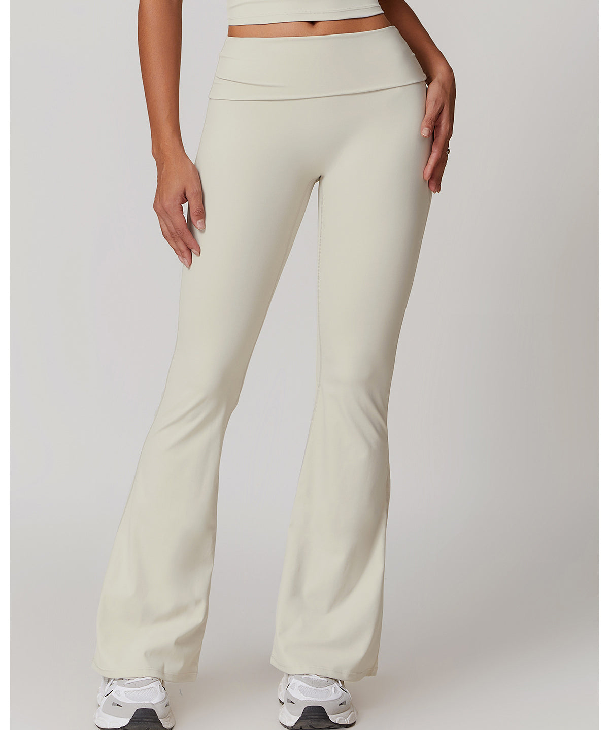 Pantaloni svasati modellanti a vita alta spazzolati